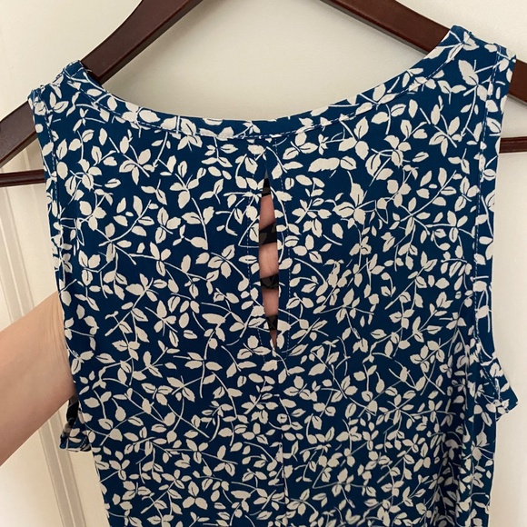 MSK WOMANS MEDIUM BLUE FLORAL DRESS, FEMININE, FLOWY, LOVELY. MADE IN THE USA! - Picture 3 of 3